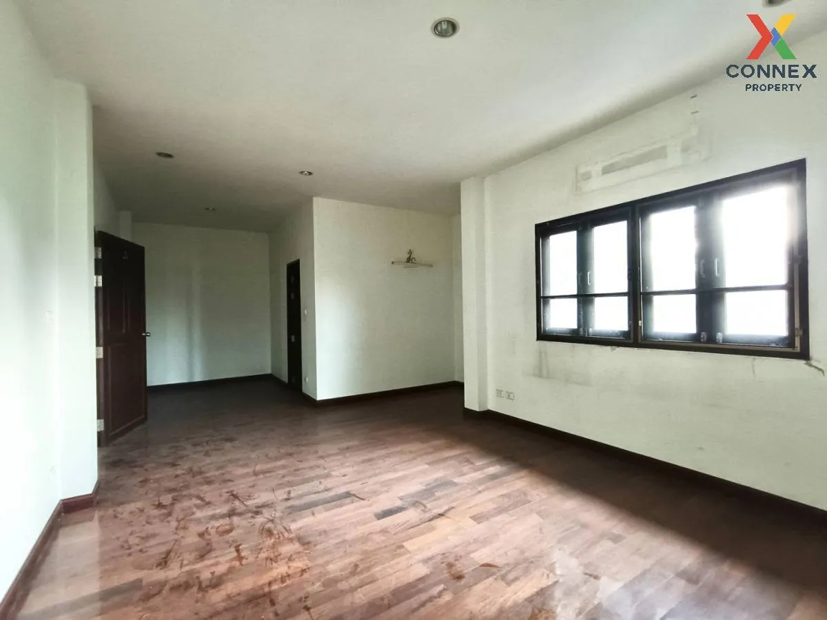 For Sale House ,  Baan Kaewkarn Watcharapol , corner unit , Khlon