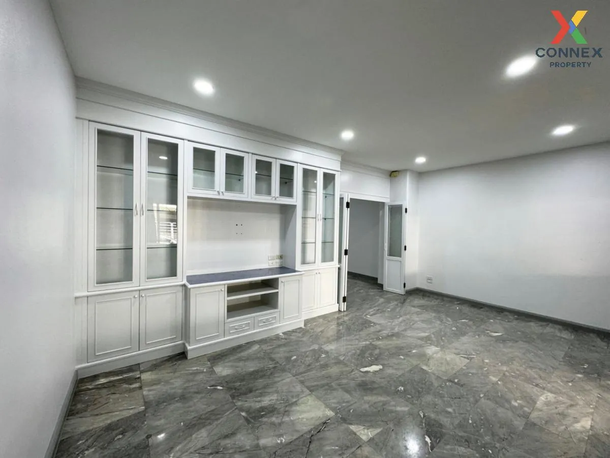 For Rent Townhouse/Townhome  , Varathorn Ville Pattanakarn 44 , S 4