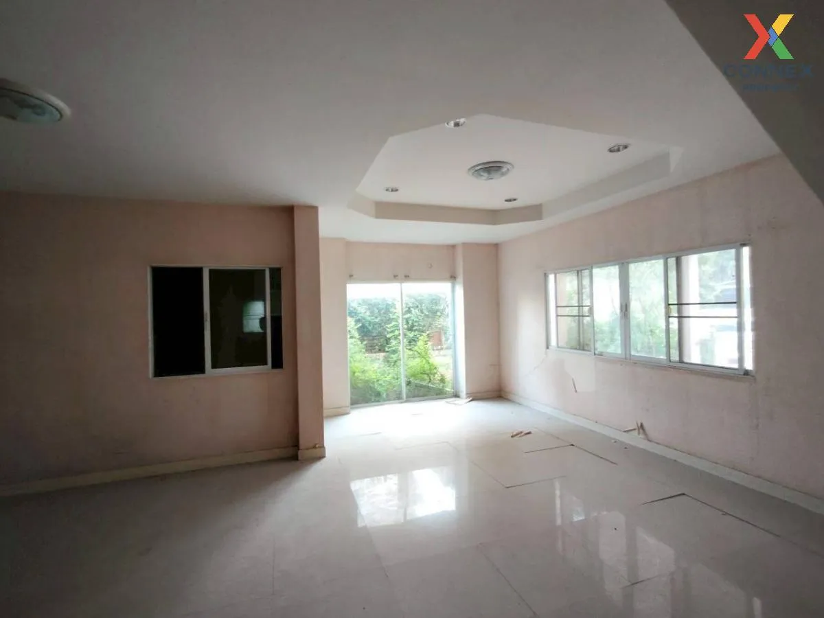 For Sale House , Baan Varapirom Lumlukka-Klong 3 , wide frontage 