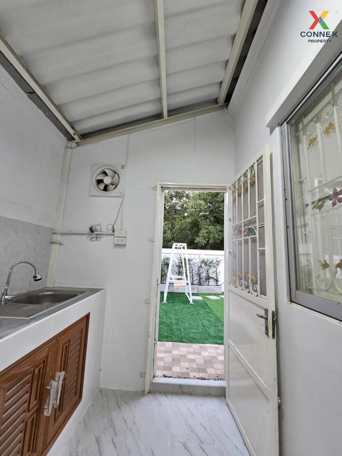 For Sale Townhouse/Townhome  , Pruksa 34 Panalee , corner unit , 