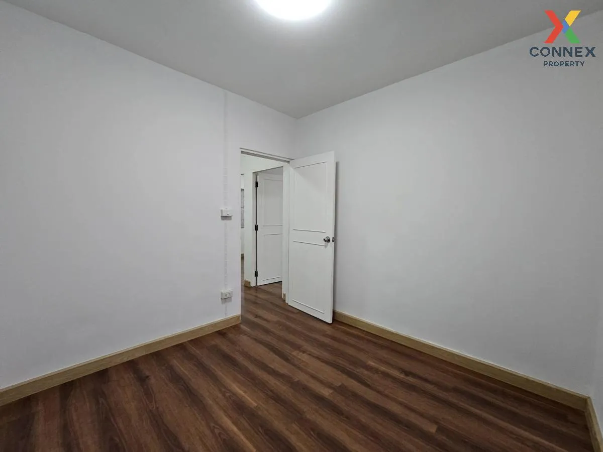 For Sale Townhouse/Townhome  , Pruksa 34 Panalee , corner unit , 