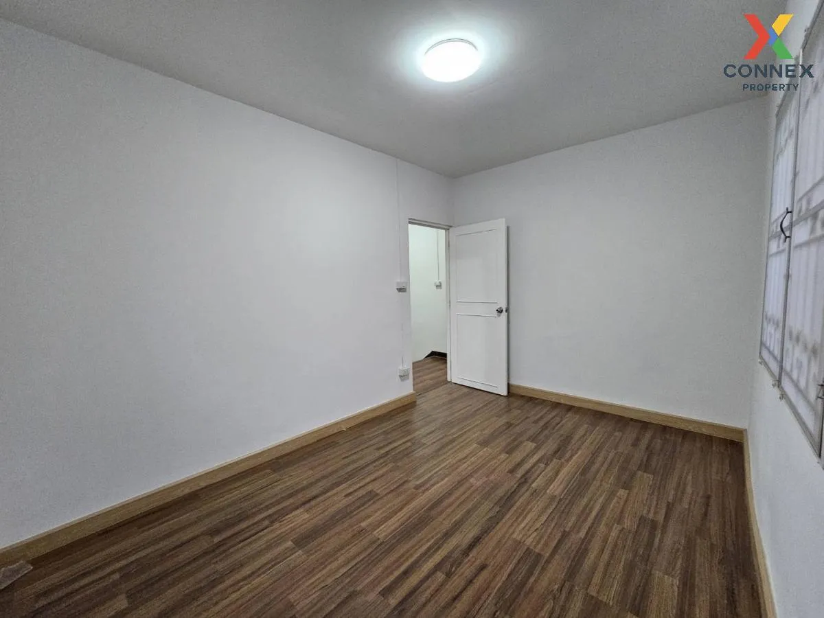 For Sale Townhouse/Townhome  , Pruksa 34 Panalee , corner unit , 