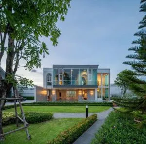 เฌอรีน กรุงเทพกรีฑา - ร่มเกล้า