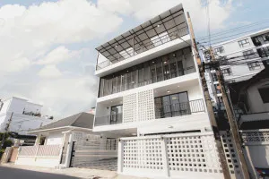 For Sale Office, Soi 20 Mithuna Huai Khwang , nice view , wide frontage , newly renovated , Sam Saen Nok , Huai Khwang , Bangkok , CX-142449