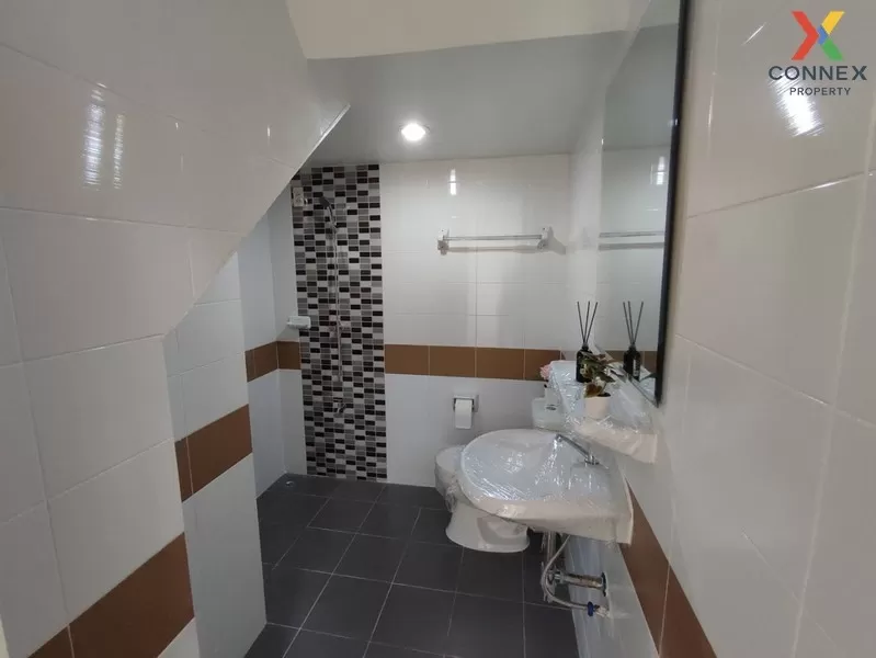 FOR SALE townhome , The Modish Bangbuathong , wide frontage , Lam