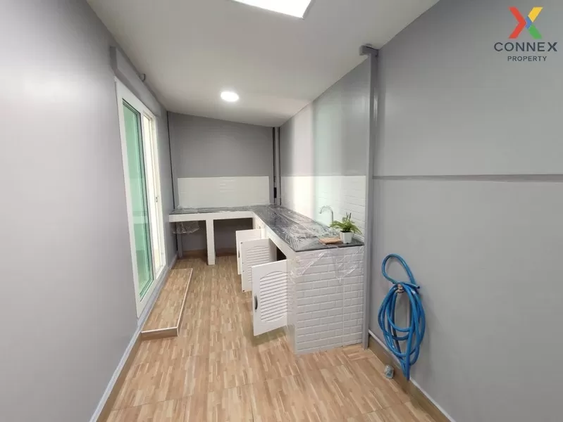 FOR SALE townhome , The Modish Bangbuathong , wide frontage , Lam 4