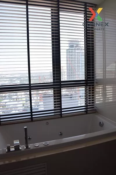 FOR RENT condo , RHYTHM Sukhumvit 44/1 , Duplex , high floor , BT