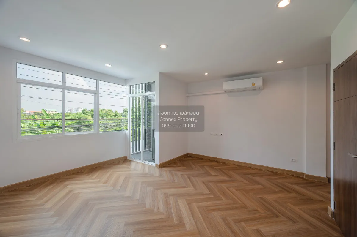 For Sale townhome Soi Nakniwat 48 , newly renovated , Lat Phrao ,