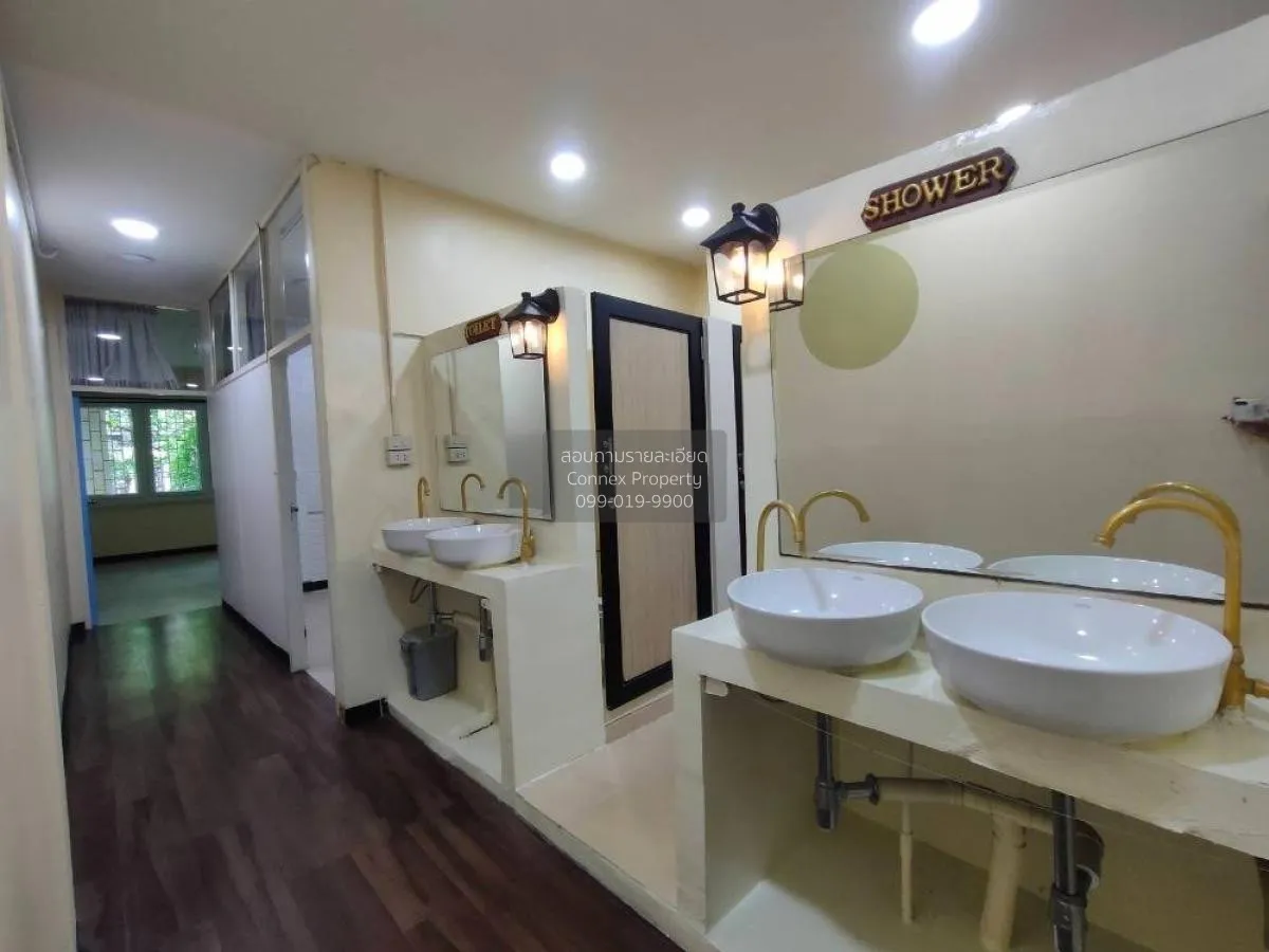 For Sale Commercial building for sale in Silom area, only 500 m. 