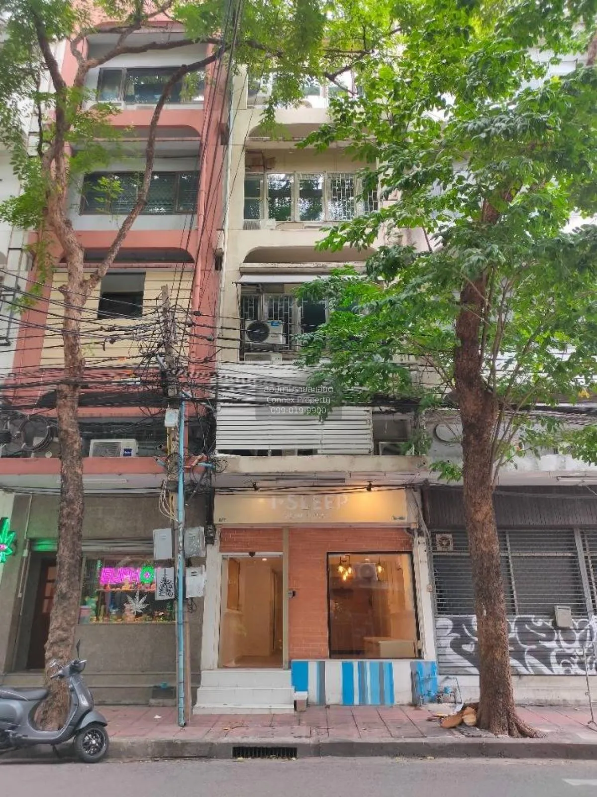 For Sale Commercial building for sale in Silom area, only 500 m.  1