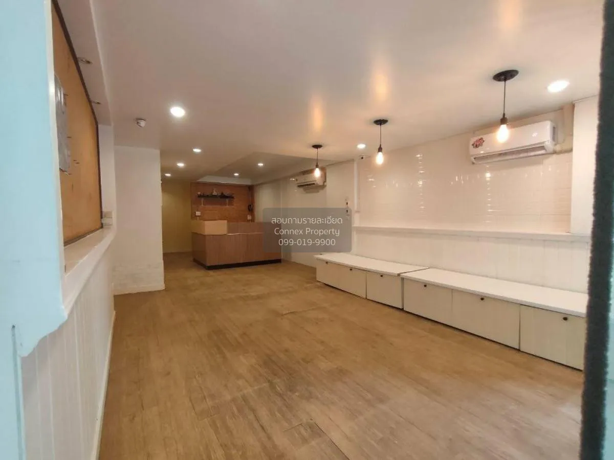 For Sale Commercial building for sale in Silom area, only 500 m.  2