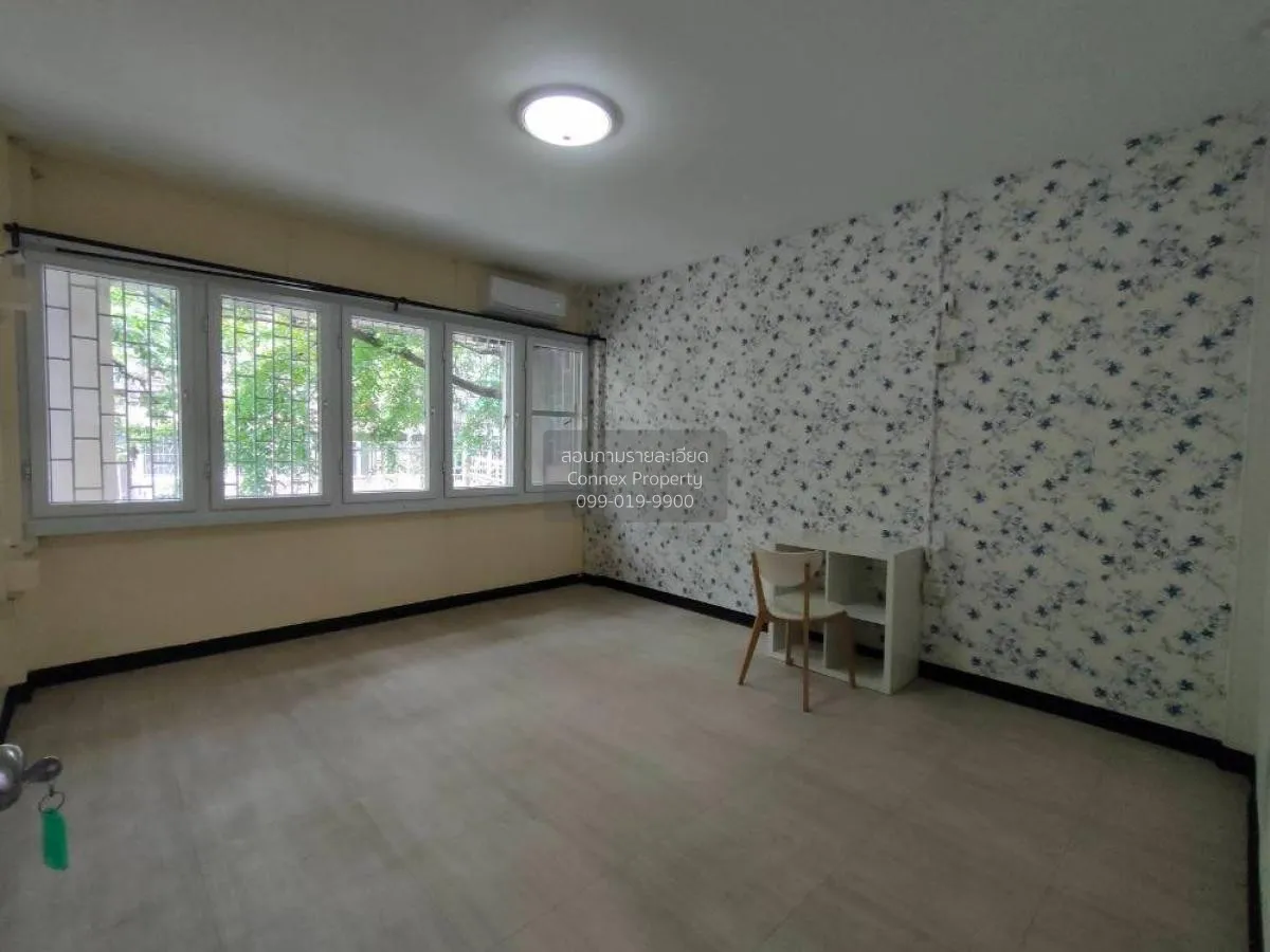 For Sale Commercial building for sale in Silom area, only 500 m. 