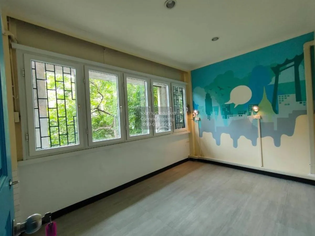 For Sale Commercial building for sale in Silom area, only 500 m. 