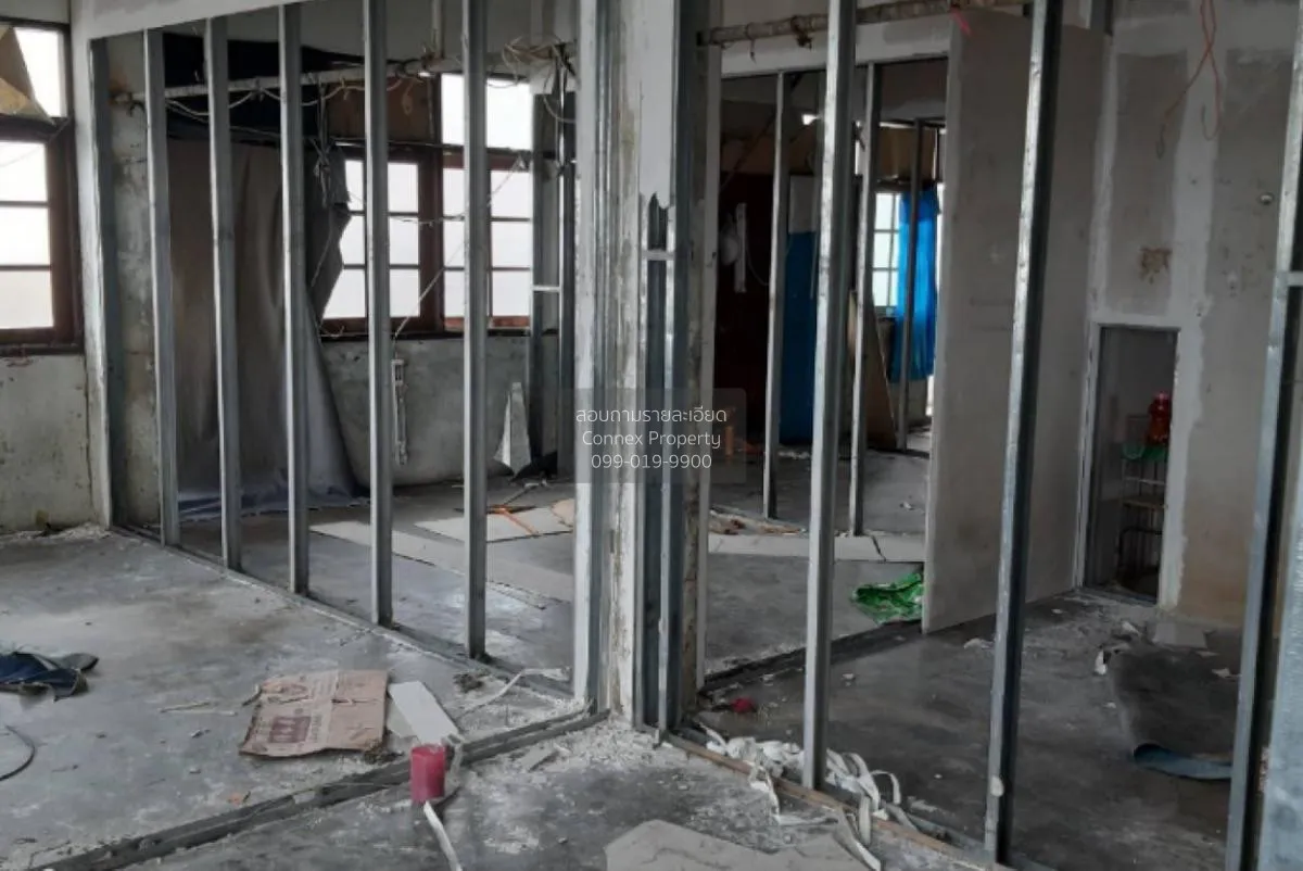 For Sale Commercial building 3.5 floors (2 units) Soi Ekachai 24  3