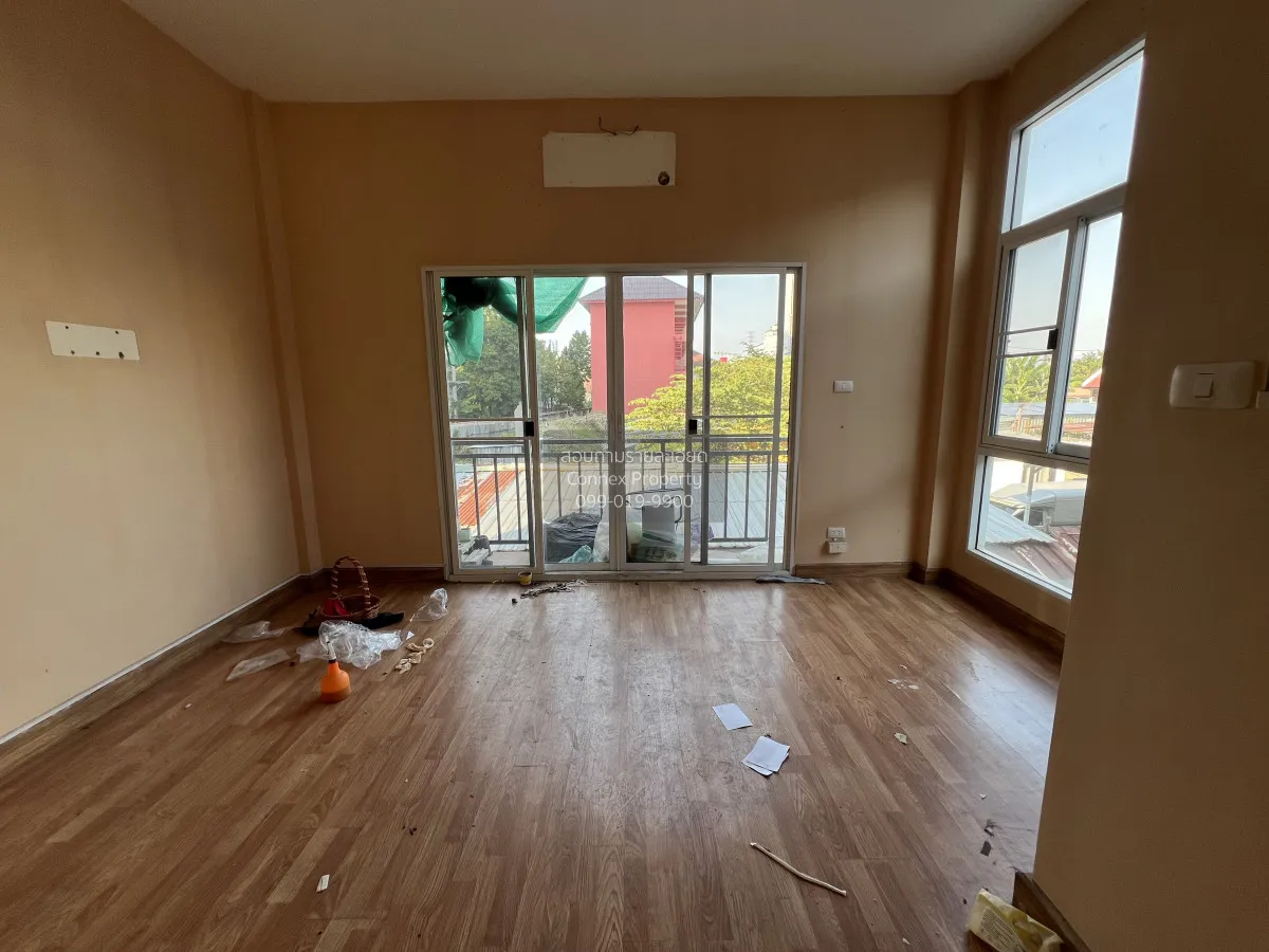 For Sale 3 - storey townhouse Soi Pracha Uthit 7 , Huai Khwang , 