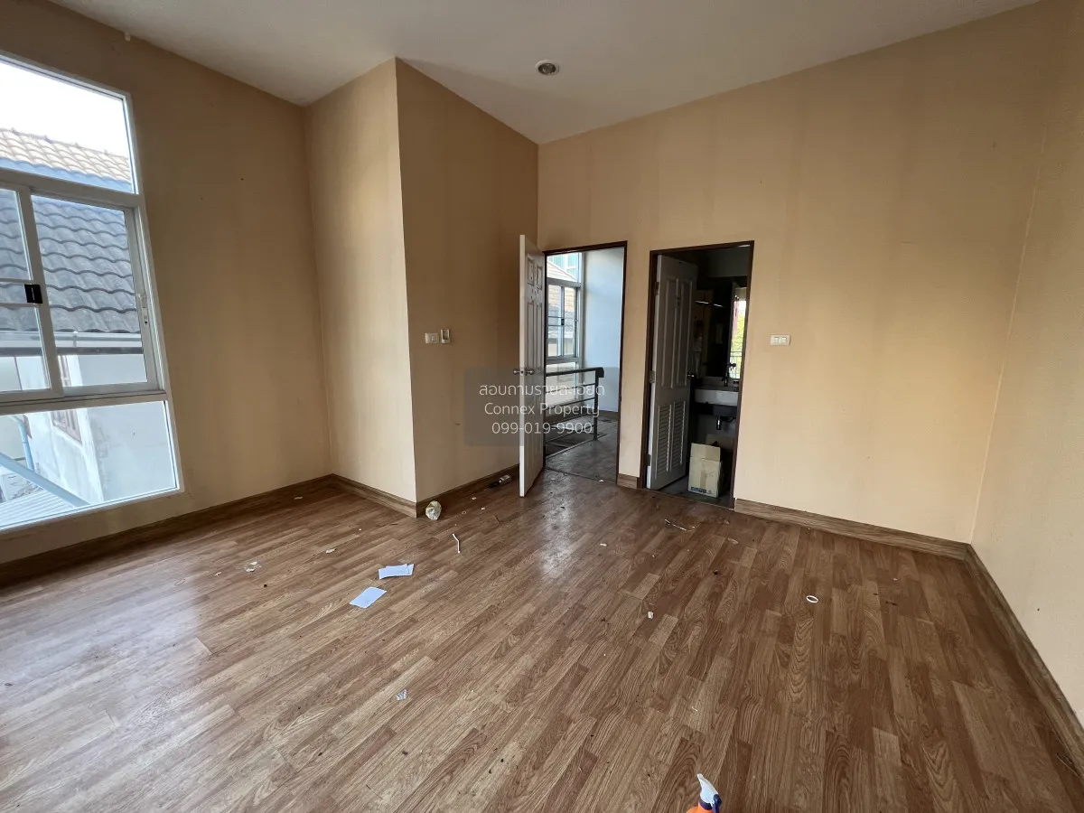 For Sale 3 - storey townhouse Soi Pracha Uthit 7 , Huai Khwang , 