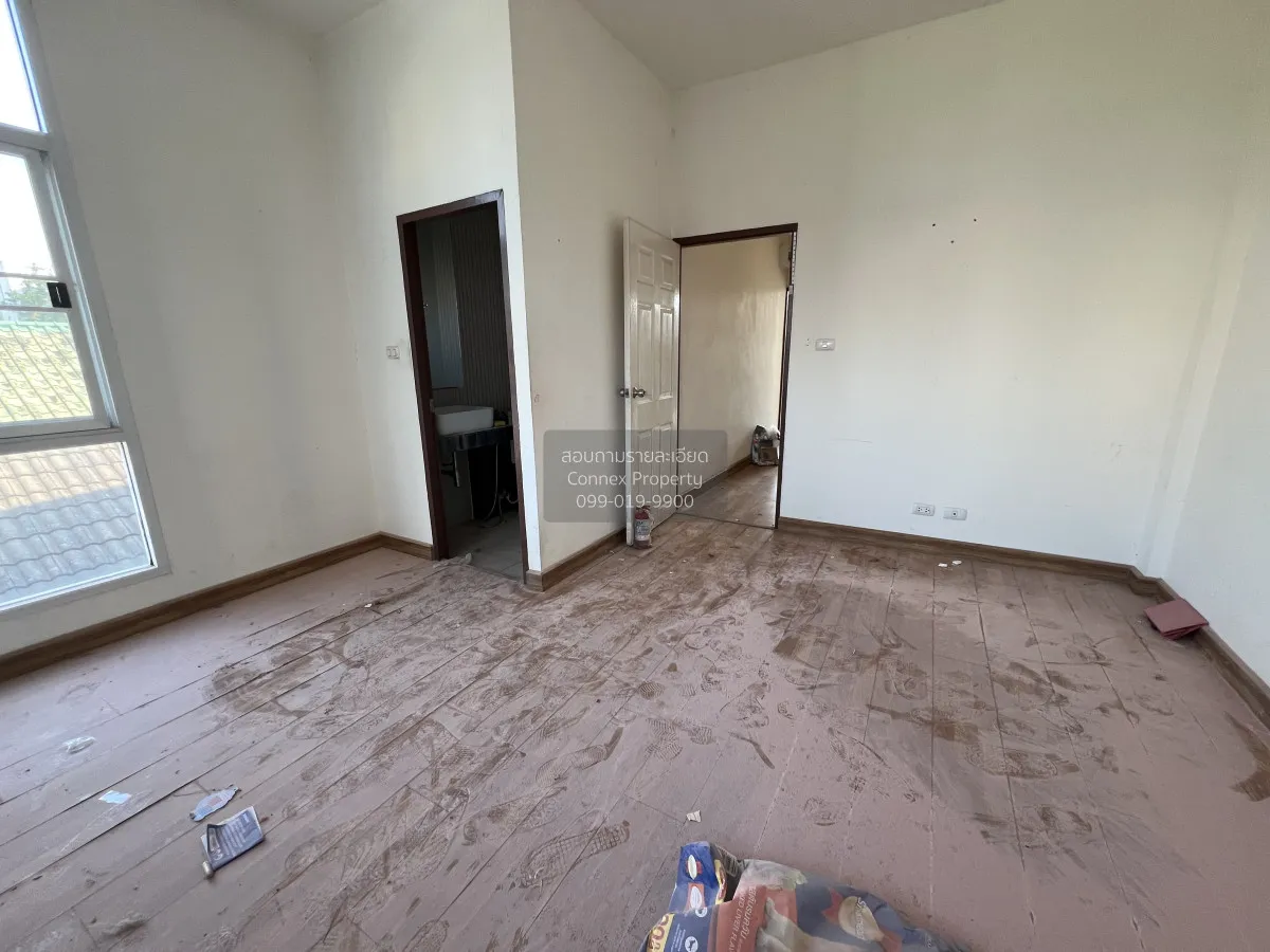 For Sale 3 - storey townhouse Soi Pracha Uthit 7 , Huai Khwang , 