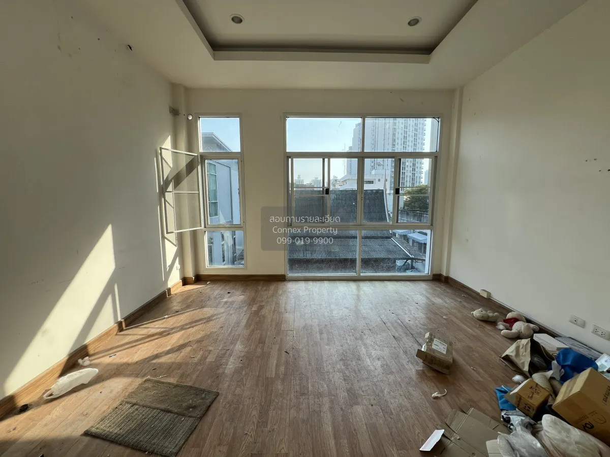 For Sale 3 - storey townhouse Soi Pracha Uthit 7 , Huai Khwang , 