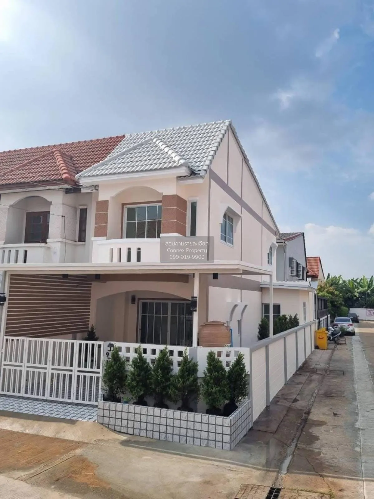 For Sale Townhouse/Townhome  , Baan Karnmanee , corner unit , new 2