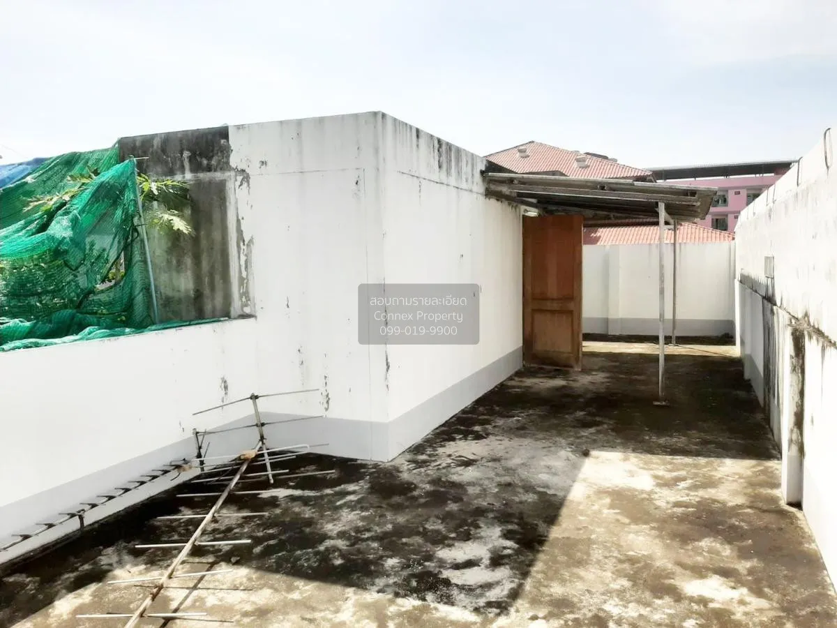 commercial building in front of Chatchai fresh market, Nava Nakor