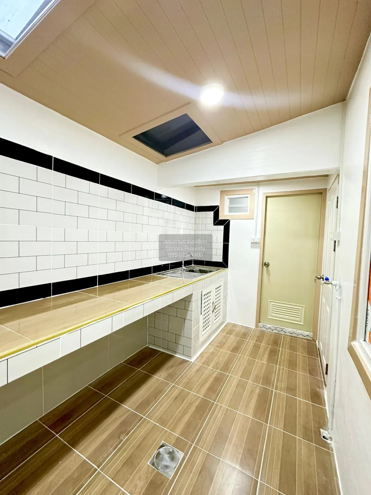 For Sale Townhouse/Townhome  , Baan Arsa House 5 , corner unit , 