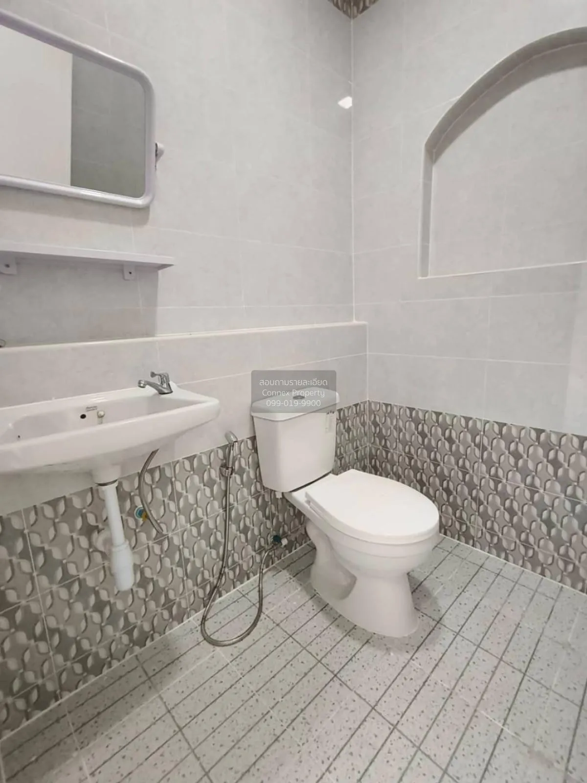 For Sale Townhouse/Townhome  , Priap Thong 2 , corner unit , newl