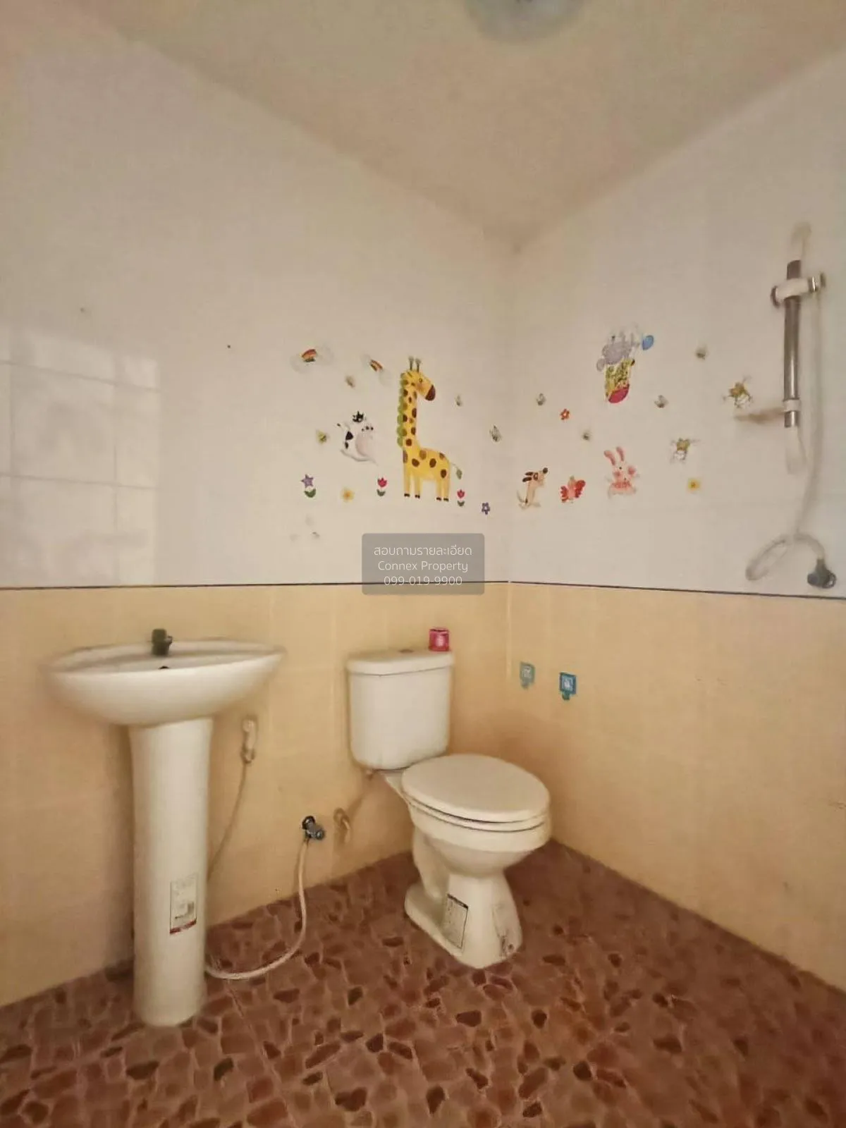 For Sale Townhouse/Townhome  , Baan Thai Villa , corner unit , Bu