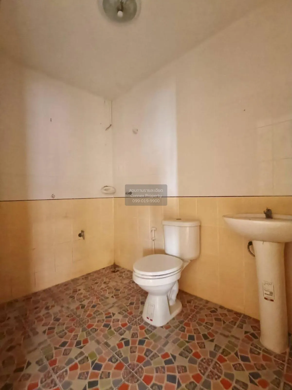 For Sale Townhouse/Townhome  , Baan Thai Villa , corner unit , Bu