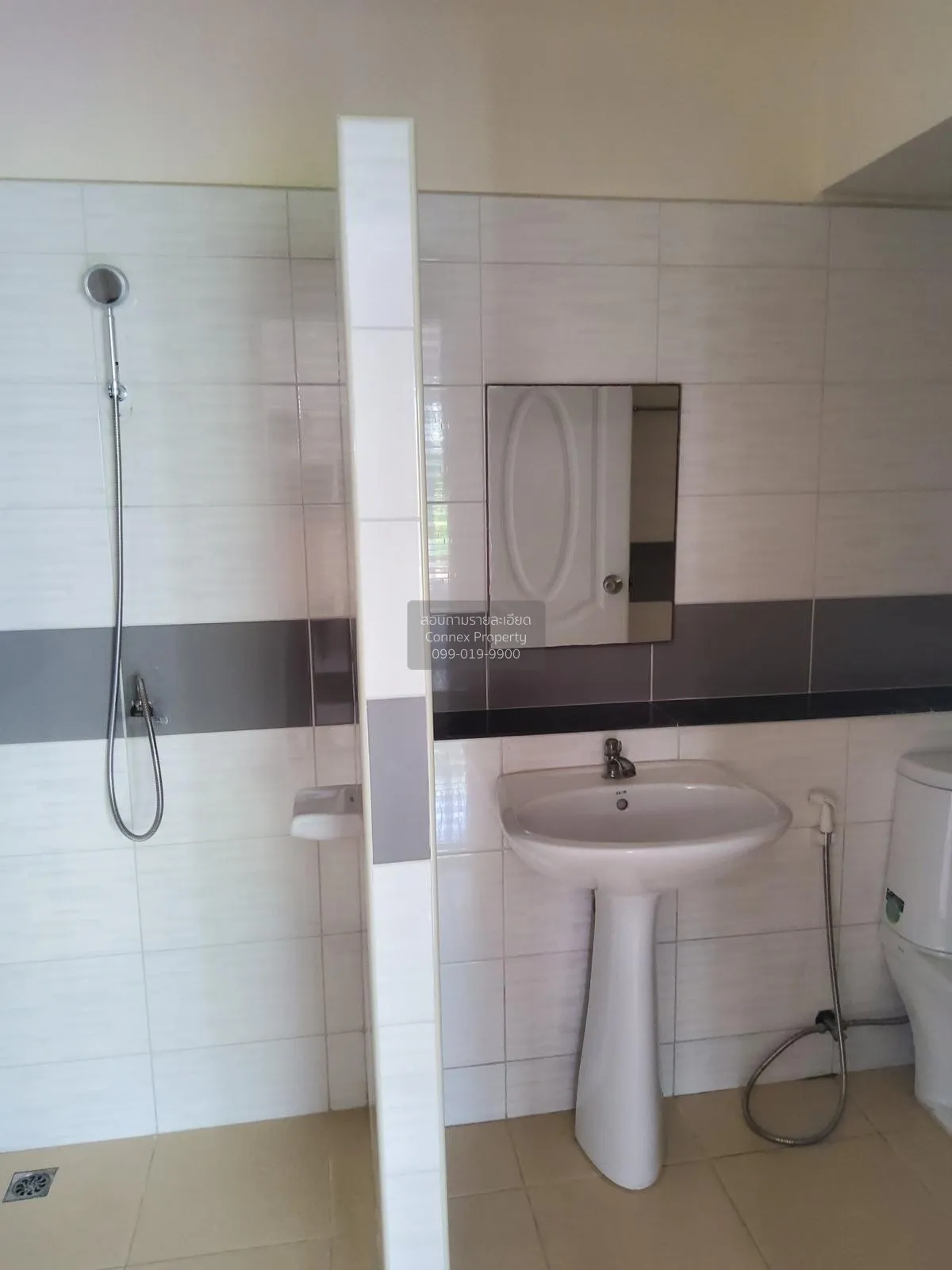 For Sale Townhouse/Townhome  ,  Chansamorn Hill, Bo Win-Amata Cit