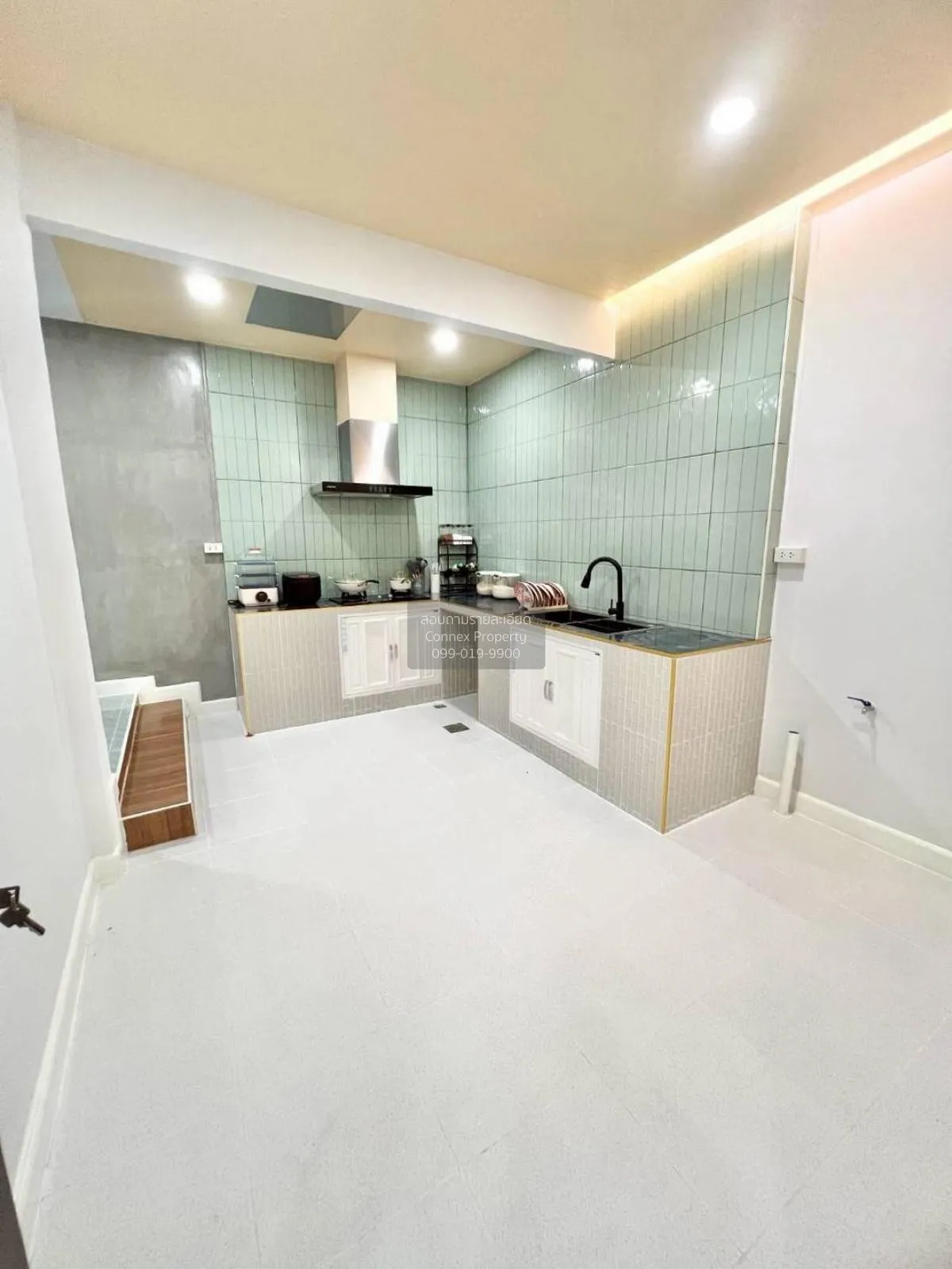 ขายทาวน์เฮ้าส์/ทาวน์โฮม  ชมฟ้า-วรางกูล คลอง 2 ห้องมุม รีโนเวทใหม่