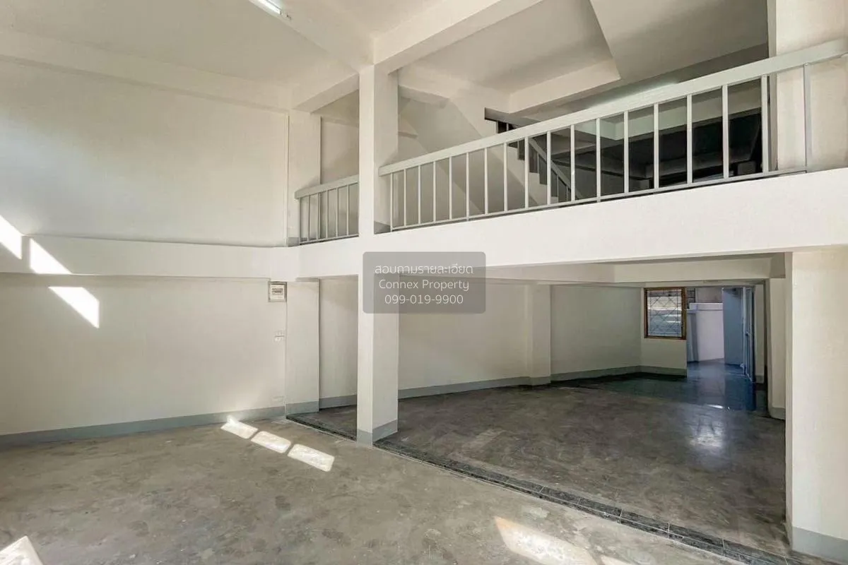 For Sale Commercial building, 3 units, 3 and a half floors , Wat 