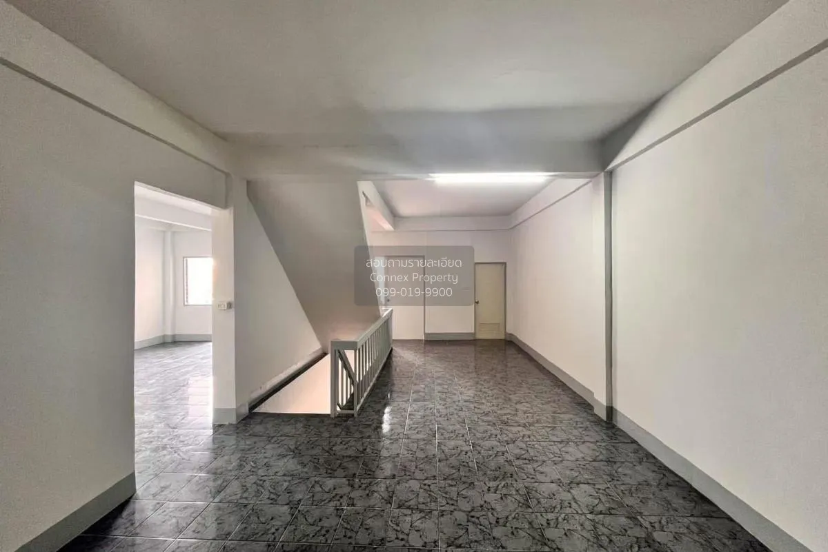 For Sale Commercial building, 3 units, 3 and a half floors , Wat 