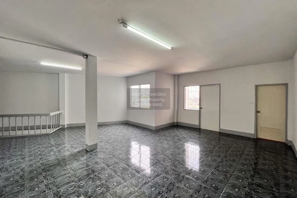 For Sale Commercial building, 3 units, 3 and a half floors , Wat 