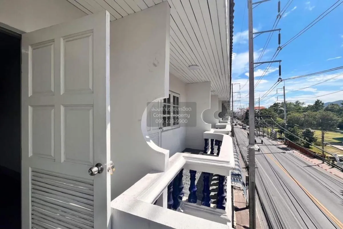 For Sale Commercial building, 3 units, 3 and a half floors , Wat 