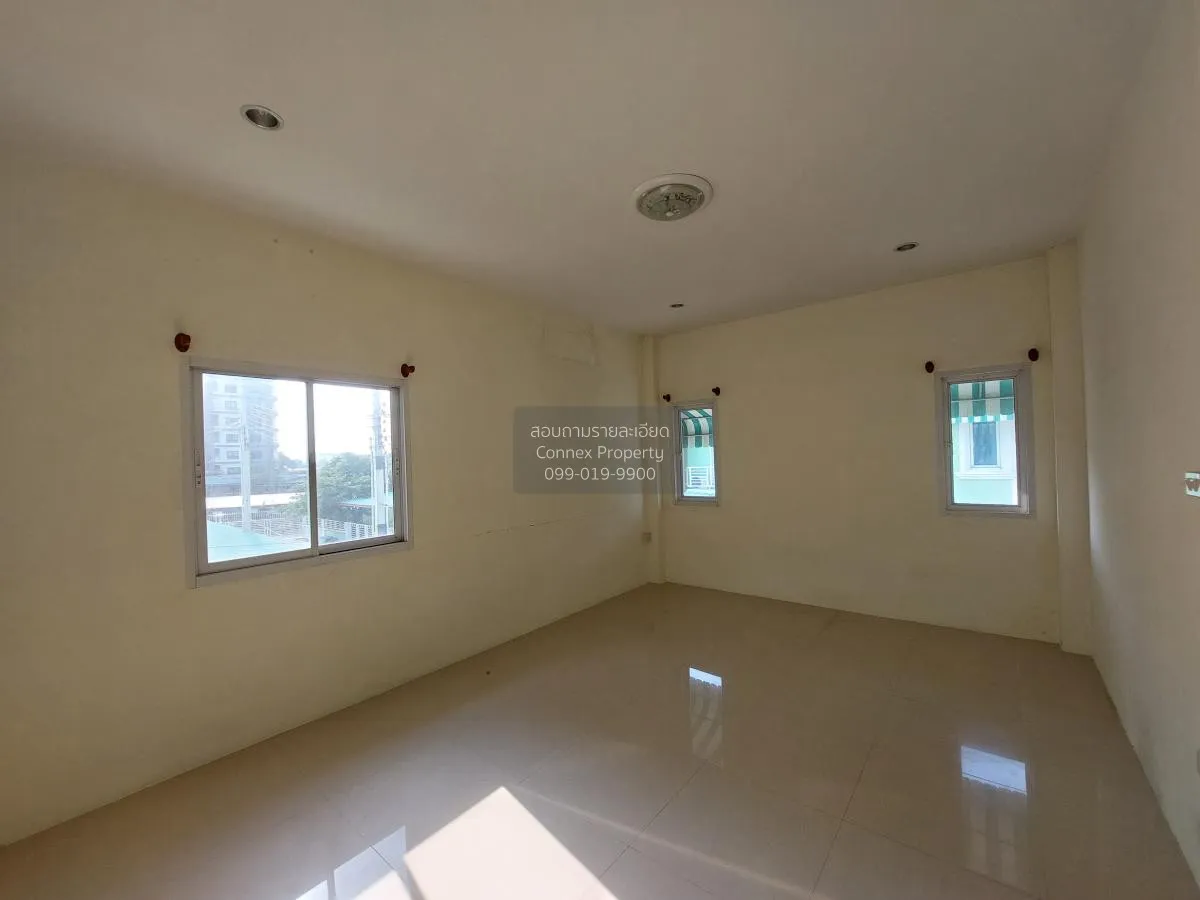 For Sale Townhouse/Townhome  , Sompratthana , corner unit , wide 