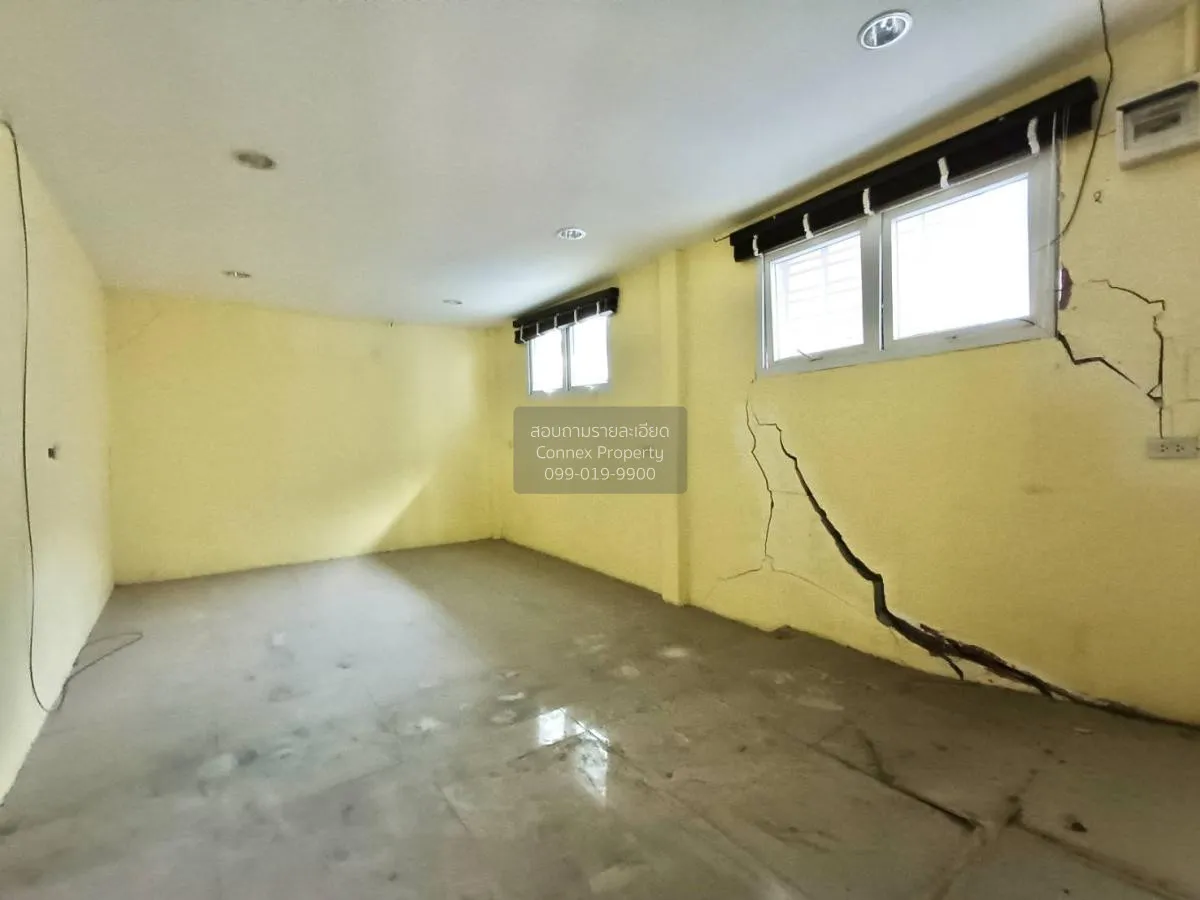 For Sale House , The village Chaengwatthana Tiwananon , wide fron