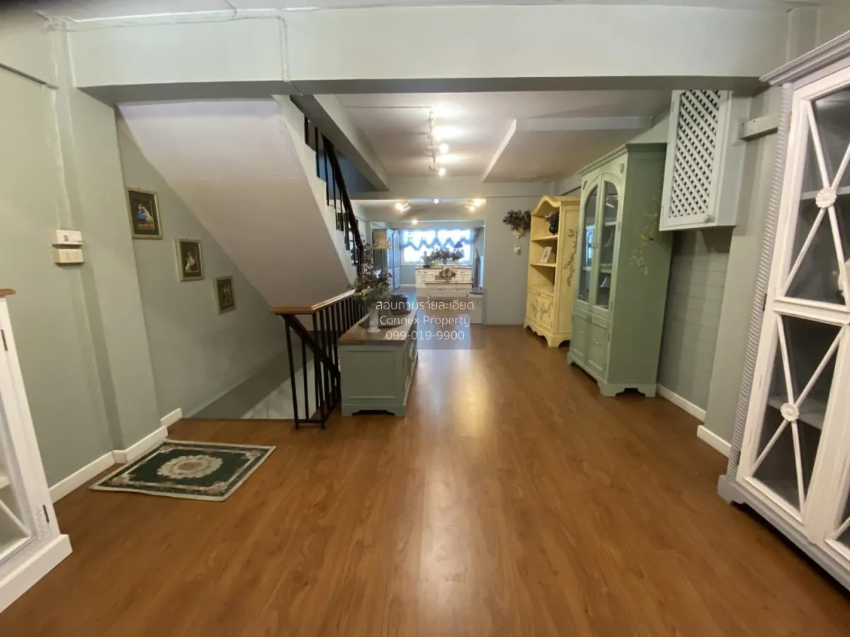 For Sale 4-storey commercial building, Srinakarin Road , Samrong 