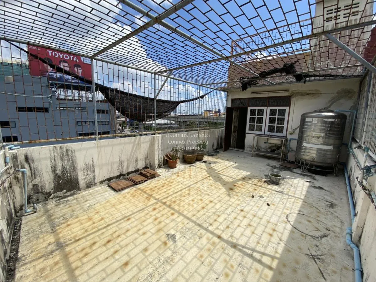 For Sale 4-storey commercial building, Srinakarin Road , Samrong 