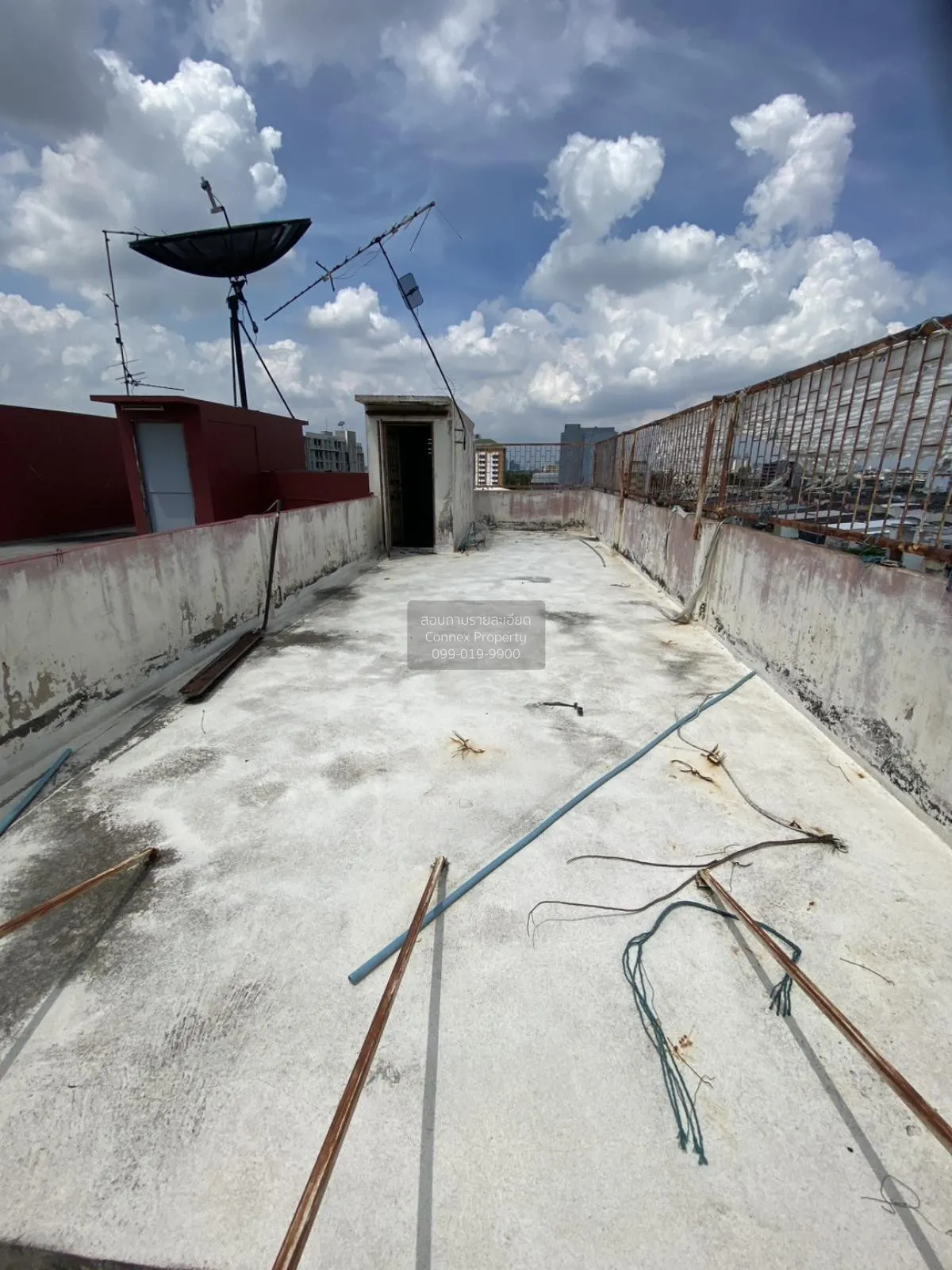 For Sale 4-storey commercial building, Srinakarin Road , Samrong 