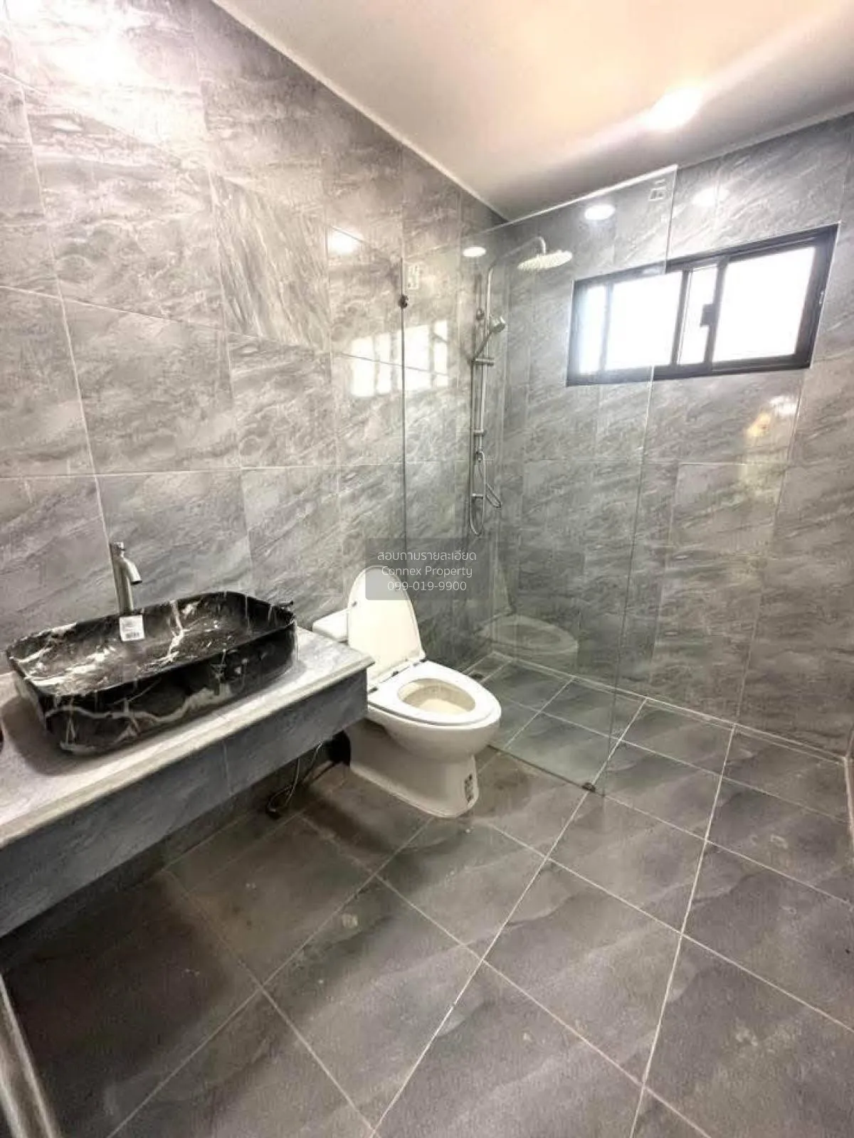 เช่าบ้าน  ดิเอมเมอรัล การ์เด้น & สปอร์ตคลับ ชั้นสูง หน้ากว้าง MRT