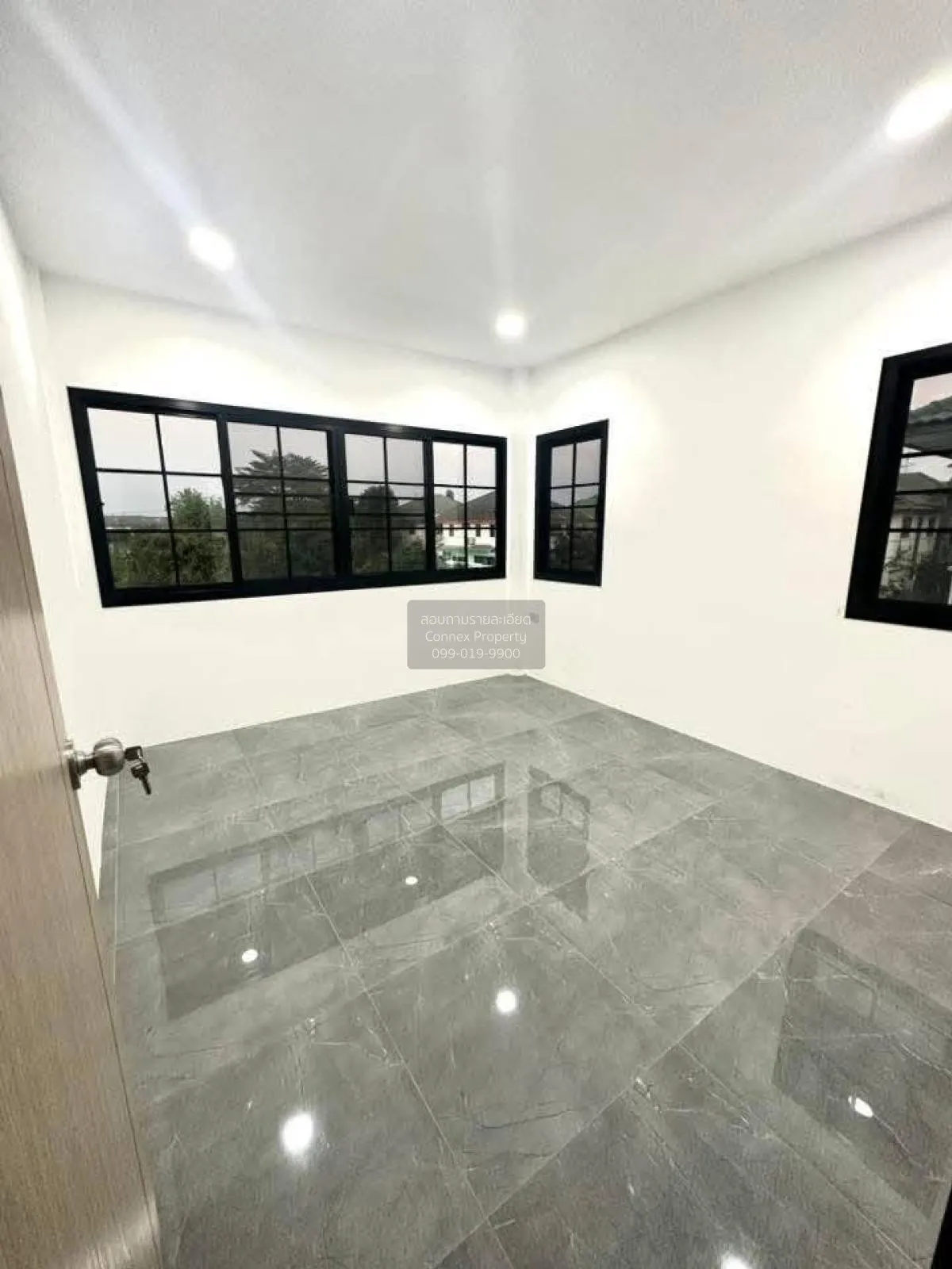 เช่าบ้าน  ดิเอมเมอรัล การ์เด้น & สปอร์ตคลับ ชั้นสูง หน้ากว้าง MRT