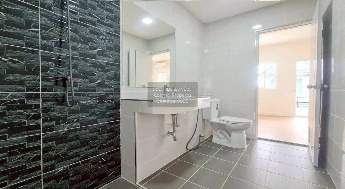 For Sale Townhouse/Townhome  , Baan Navanich , corner unit , wide