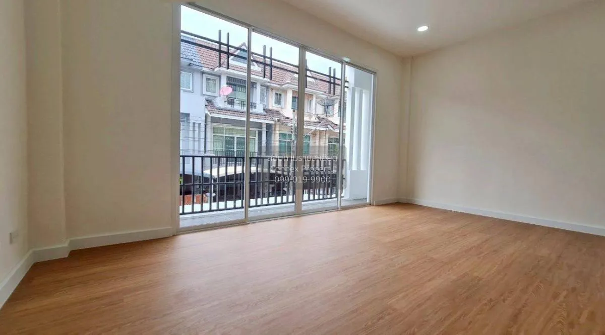 For Sale Townhouse/Townhome  , Baan Navanich , corner unit , wide