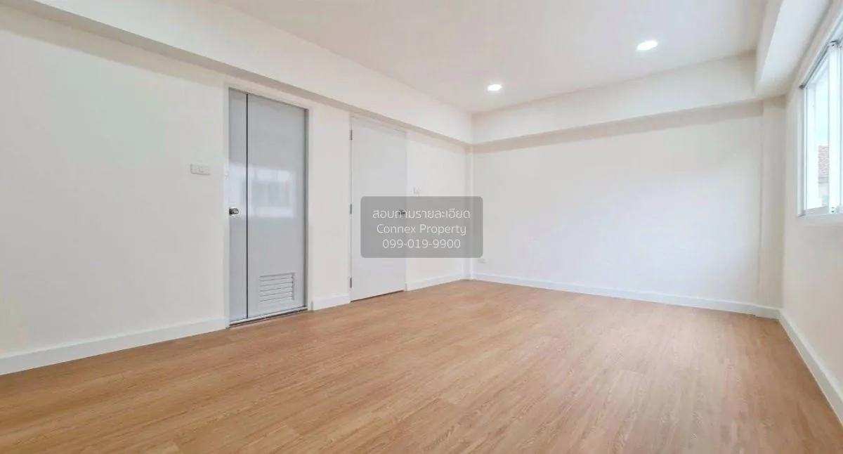 For Sale Townhouse/Townhome  , Baan Navanich , corner unit , wide