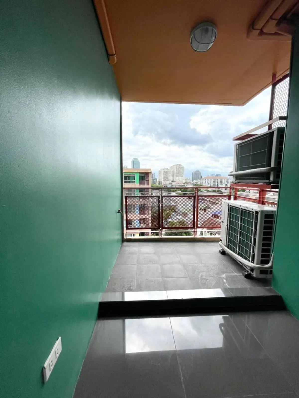 For Sale Condo , C Style Condo , corner unit , wide frontage , MR