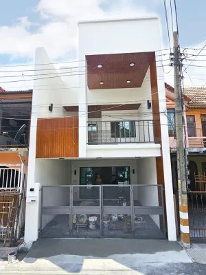 ขายทาวน์เฮ้าส์/ทาวน์โฮม  อยู่เจริญ - บุญมา ชั้นสูง หน้ากว้าง รีโนเวทใหม่ สีกัน เขต ดอนเมือง กรุงเทพ CX-123619