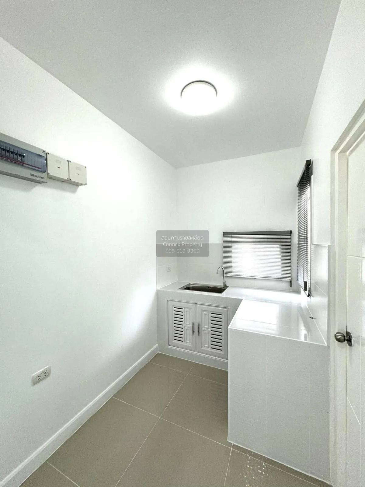 For Sale House , Kanasiri Chaiyaphruek - Wongwaen , corner unit ,