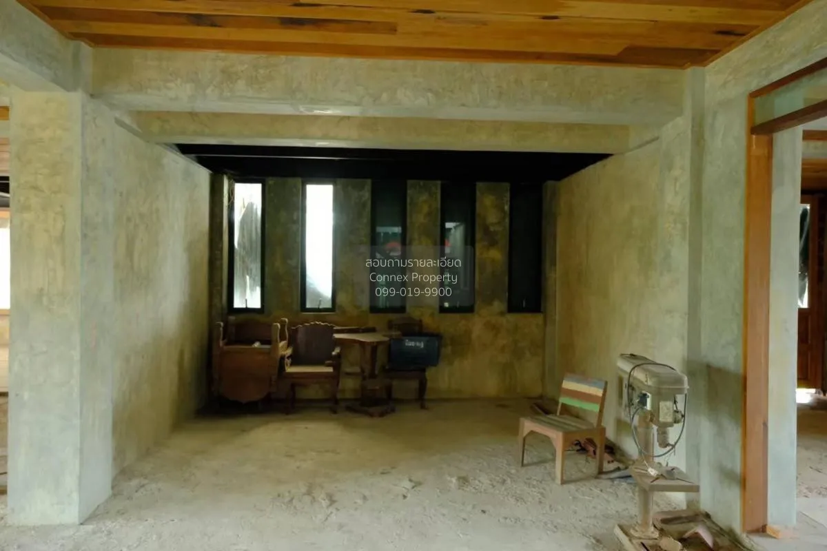 For Sale Land with buildings area 2-0-39 sq m Sam Chuk Suphan Bur