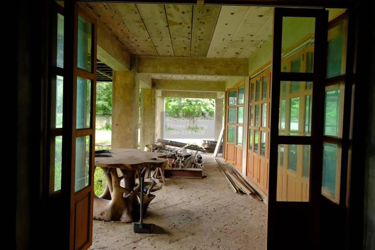 For Sale Land with buildings area 2-0-39 sq m Sam Chuk Suphan Bur