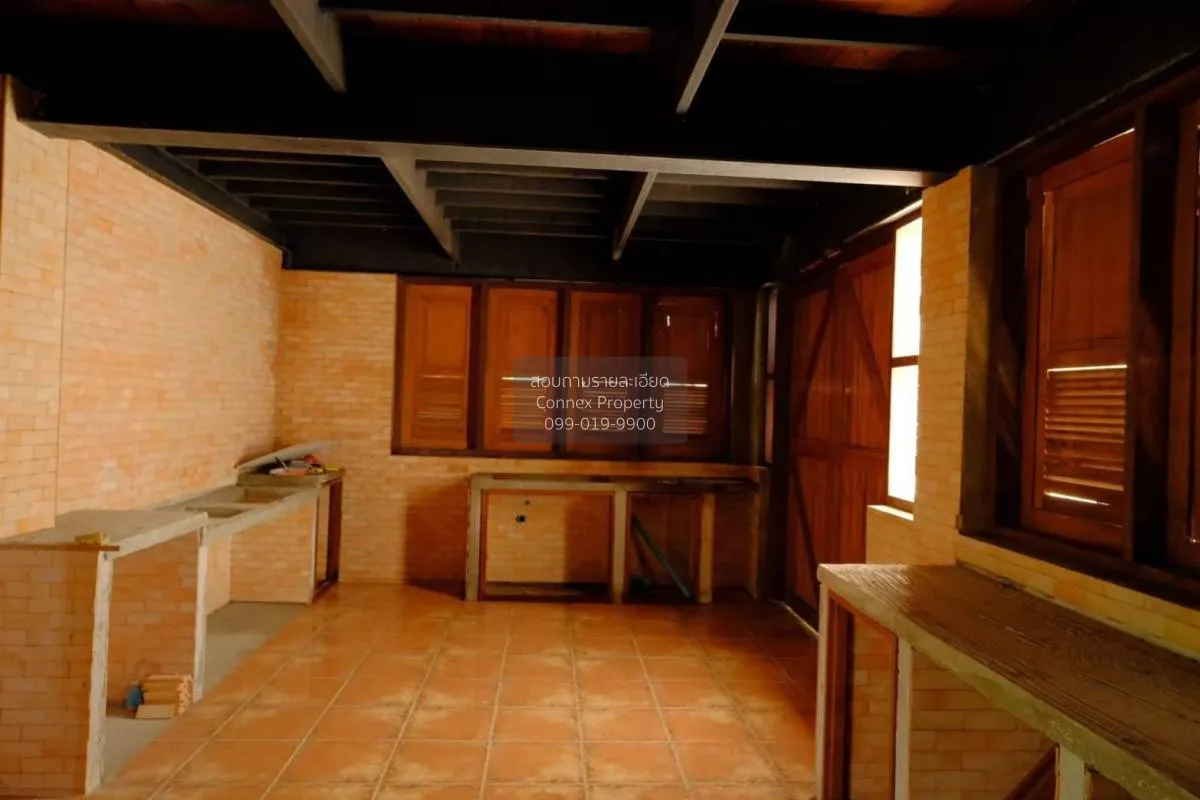 For Sale Land with buildings area 2-0-39 sq m Sam Chuk Suphan Bur